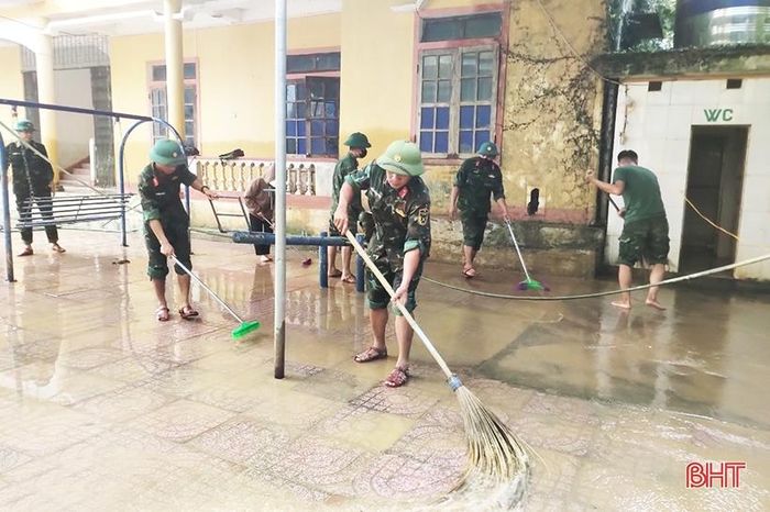 Gần 150 cán, bộ, chiến sỹ Bộ Chỉ huy Quân sự tỉnh, Ban Chỉ huy Quân sự huyện và dân quân các xã hỗ trợ vùng lũ khắc khục hậu quả.