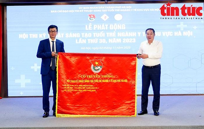 Phó Chủ tịch thường trực UBND TP Hà Nội Lê Hồng Sơn trao cờ truyền thống Hội thi Kỹ thuật sáng tạo tuổi trẻ ngành Y tế khu vực Hà Nội lần thứ 30 cho đơn vị đăng cai.