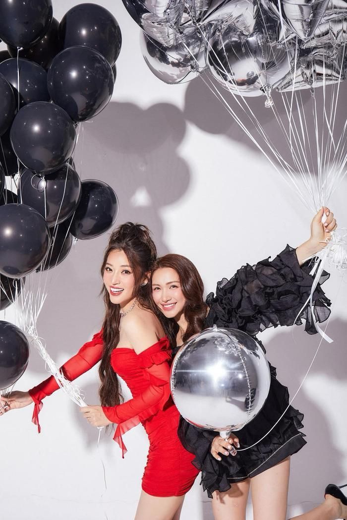 Hòa Minzy đã nhận thiệp cưới của Puka và Gin Tuấn Kiệt. Nữ ca sĩ được nhiều khán giả dự đoán sẽ là một trong những khách mời "quậy" nhất tại ngày vui của cặp đôi đình đám