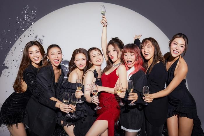 Ngoài Hòa Minzy, Puka còn có hội chị em đình đám cũng tham gia bộ ảnh này