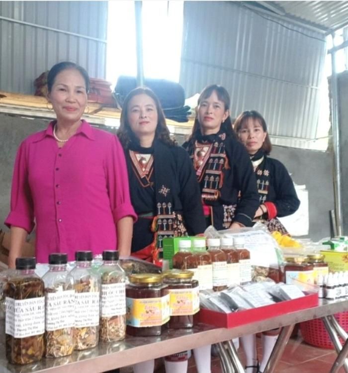 Bà Nguyễn Thị Bình cùng các chị em Hợp tác xã nông nghiệp bản Dao bên gian hàng 