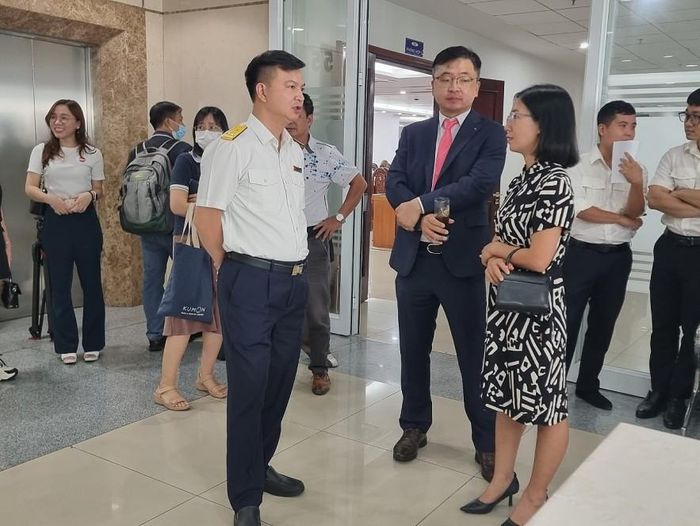 Phó Cục trưởng Cục Thuế TP. Hồ Chí Minh Giang Văn Hiển (áo trắng, bên trái) trao đổi với một số doanh nghiệp nộp thuế tiêu biểu bên lề hội nghị. Ảnh Đỗ Doãn