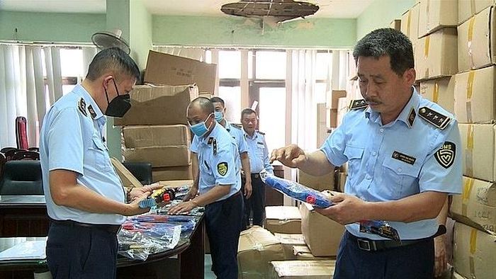 Trong tháng 10, lực lượng chức năng Hà Nội đã tiến hành xử lý hơn 3.000 vụ vi phạm hàng hóa, gian lận thương mại, thu nộp ngân sách hơn 450 tỷ đồng