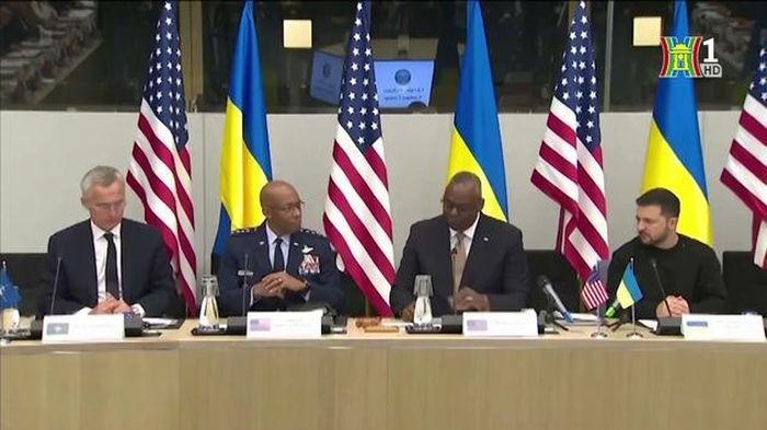 Bộ trưởng Quốc phòng Mỹ và Tổng thống Ukraine tại hội nghị của NATO