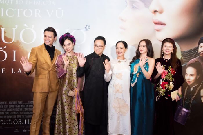 Nhiều sao Việt phía Bắc tới chúc mừng ê-kíp phim