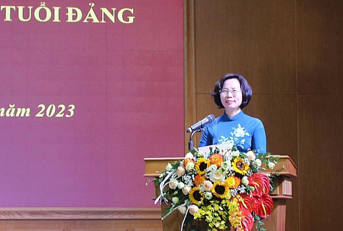 Bí thư Quận ủy Thanh Xuân Bùi Huyền Mai phát biểu chúc mừng các đảng viên.