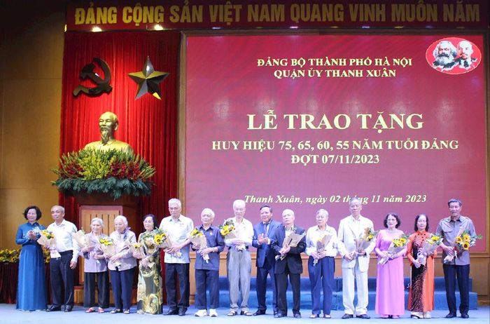Phó Bí thư Thành ủy Nguyễn Văn Phong và Bí thư Quận ủy Thanh Xuân Bùi Huyền Mai trao tặng Huy hiệu 60 năm tuổi Đảng cho các đảng viên.