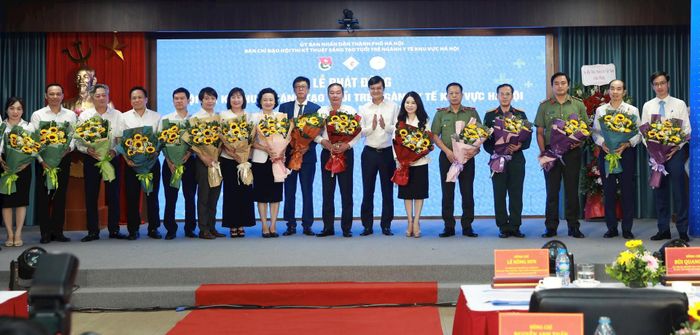 Bí thư thứ nhất Trung ương Đoàn Bùi Quang Huy tặng hoa Ban Chỉ đạo hội thi kỹ thuật sáng tạo tuổi trẻ ngành Y tế khu vực Hà Nội lần thứ 30.