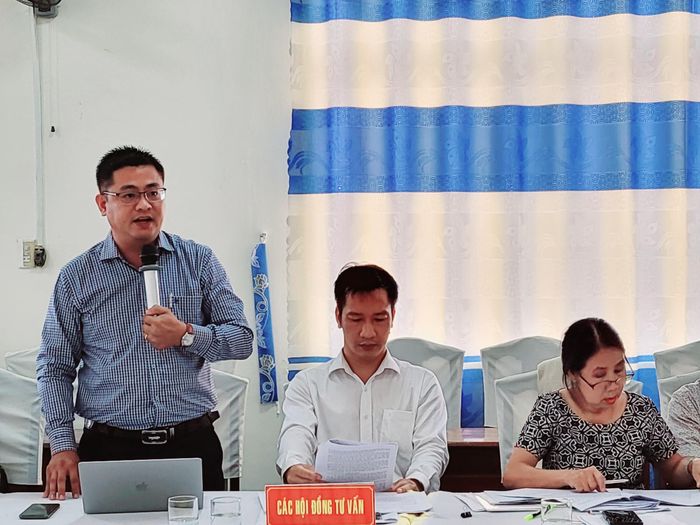 Đại biểu tham gia đóng góp ý kiến tại hội nghịCùng liên quan đến dự thảo Nghị quyết về đặt tên đường và công trình công cộng, có ý kiến góp ý, việc đặt đổi tên đường và công trình công cộng cần có sự tham gia mạnh mẽ hơn nữa của cộng đồng vào quá trình đặt, đổi tên, chú trọng việc lấy ý kiến đóng góp cho Ngân hàng tên đường. Ngoài hình thức công khai trên cổng thông tin điện tử, cơ quan báo đài,… cần tổ chức lấy ý kiến trong dân rộng rãi hơn nữa, đặc biệt đối với khu vực dân cư nơi có tuyến đượng dự kiến đặt, đổi tên.