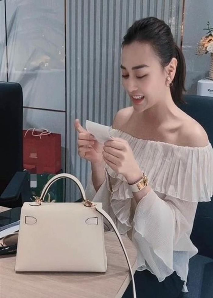 Nữ diễn viên phim Quỳnh búp bê chia sẻ, cô ốm nghén nặng. Phương Oanh gần như ở nhà hơn 1 tháng qua, có khi không thể ngồi dậy. Việc Phương Oanh mang bầu đôi khiến cơ thể cô nặng nề, mệt mỏi hơn tưởng tượng.