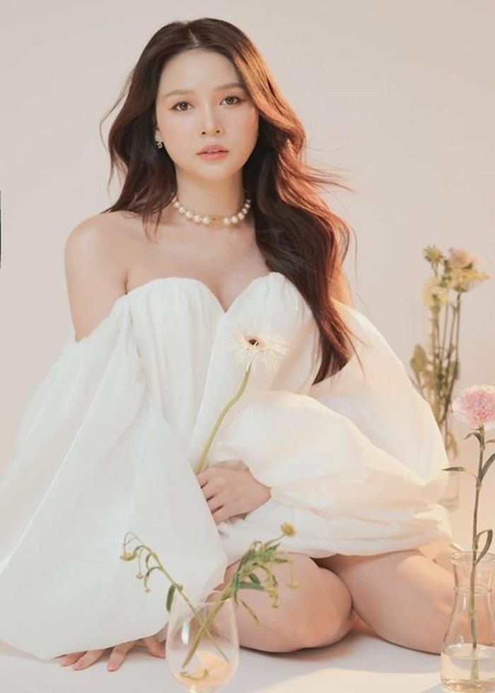 Sam đang mang bầu 4 tháng. Nữ diễn viên chia sẻ, cô bị nghén nặng, nổi mụn khắp người. Mấy tháng đầu mang thai Sam chỉ ở nhà.
