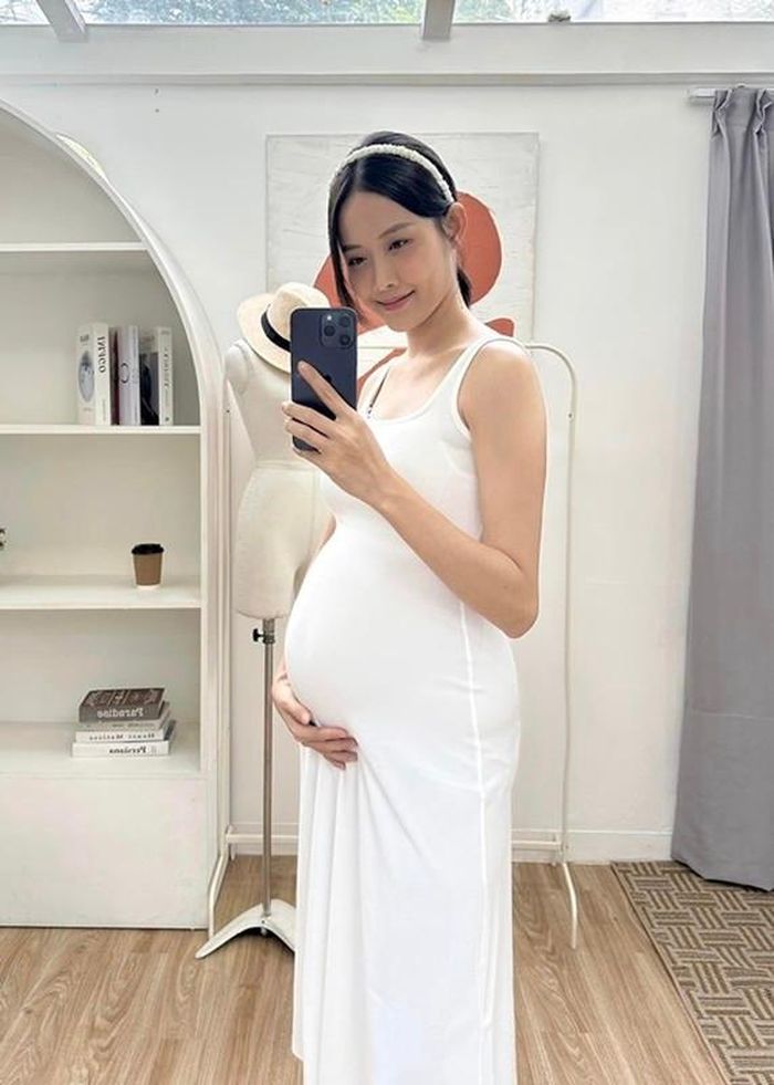 Trương Mỹ Nhân đang mang bầu lần 2. Gương mặt lẫn chân tay của nữ diễn viên không thay đổi ngoại trừ vòng hai.