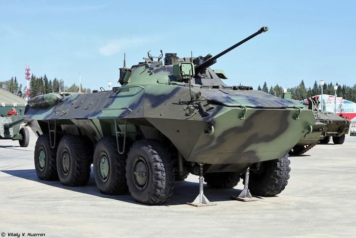 Một lợi thế không thể nghi ngờ là BTR-90 Rostock có thể quay đầu tại chỗ giống như một chiếc xe tăng - điều này xảy ra do chuyển động quay của bánh xe ở các phía khác nhau theo hướng ngược chiều.