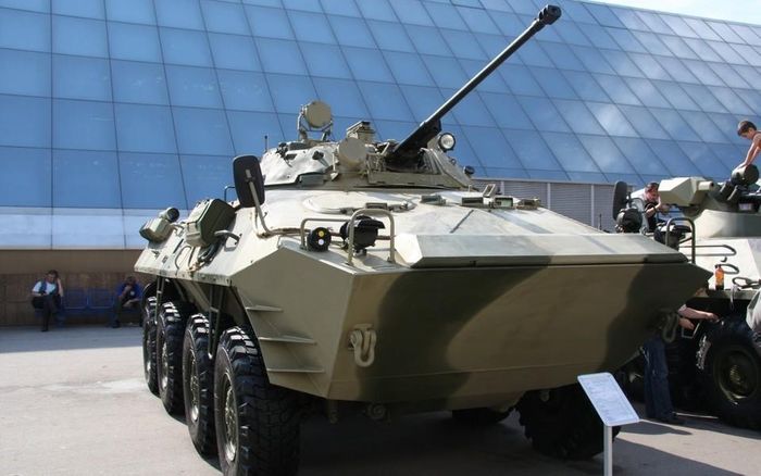 Vị trí phía sau khoang động cơ và hộp số được thiết kế sao cho BTR-90 có thể vượt tốt chướng ngại vật dưới nước bằng cách bơi. Cửa ra vào cho phép binh lính được trang bị đầy đủ rời khỏi xe bọc thép mà không gặp bất kỳ trở ngại nào, kể cả khi di chuyển.