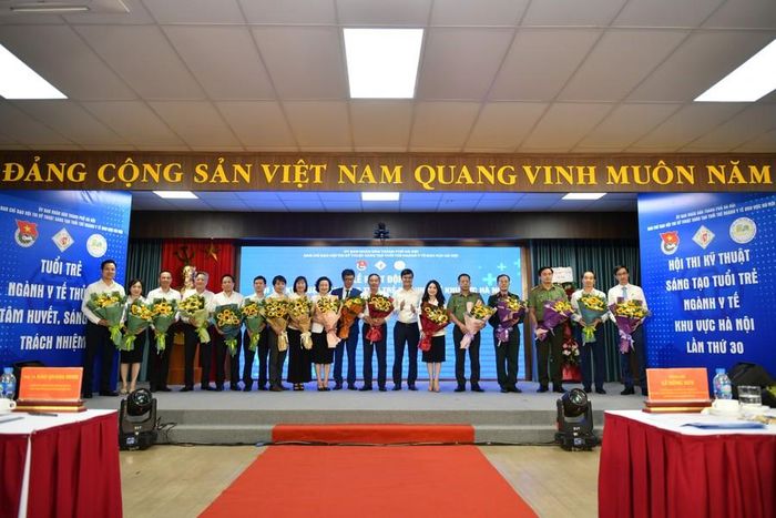 Bí thư thứ nhất Trung ương Đoàn Bùi Quang Huy tặng hoa Ban Chỉ đạo hội thi kỹ thuật sáng tạo tuổi trẻ ngành Y tế khu vực Hà Nội lần thứ 30.