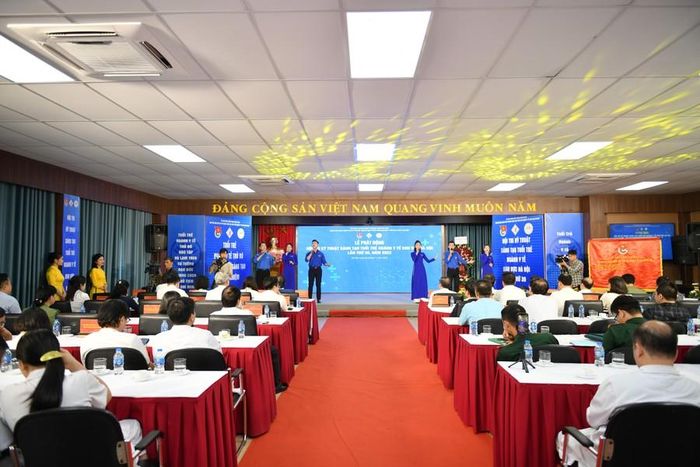 Hội thi cũng là dịp để tuổi trẻ ngành Y tế Thủ đô được chia sẻ, giao lưu trong việc thực hiện 12 điều y đức của ngành Y tế do Bộ Y tế ban hành.