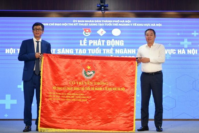 Phó Chủ tịch Thường trực UBND thành phố Hà Nội Lê Hồng Sơn trao cờ truyền thống cho Bệnh viện Thanh Nhàn.
