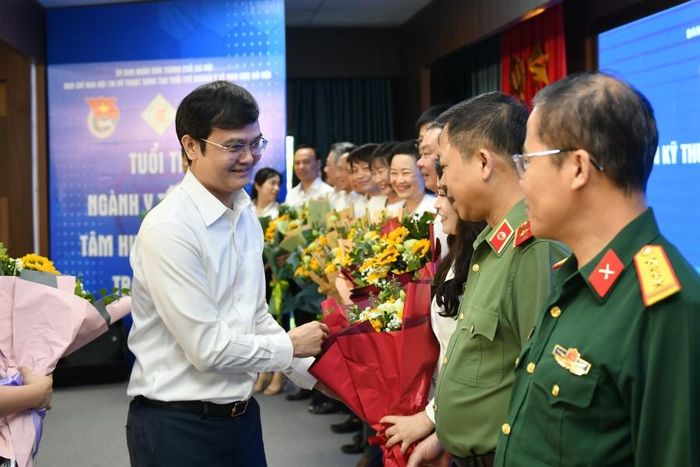 Anh Bùi Quang Huy - Ủy viên dự khuyết T.Ư Đảng, Bí thư thứ nhất T.Ư Đoàn tặng hoa các thành viên ban chỉ đạo hội thi.