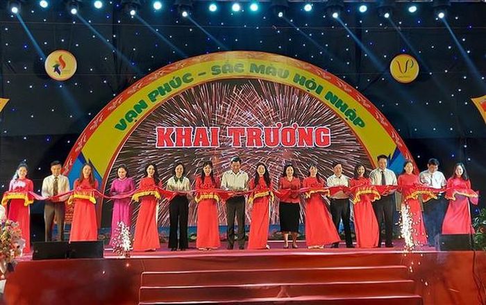 Các đại biểu cắt băng khai mạc Tuần Văn hóa Du lịch, Thương mại Làng nghề dệt lụa Vạn Phúc. (Ảnh: Đinh Thuận/TTXVN)