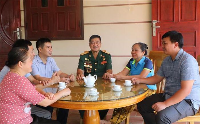 Ông Lượng chia sẻ kinh nghiệm phát triển kinh tế với người dân địa phương. Ảnh: Tạ Toàn/TTXVN