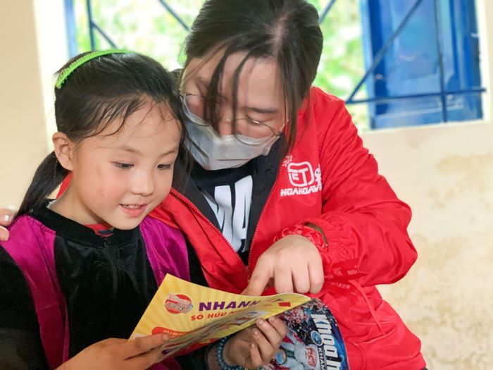 Giao lưu cùng các em nhỏ. Ảnh: HoaHoavn