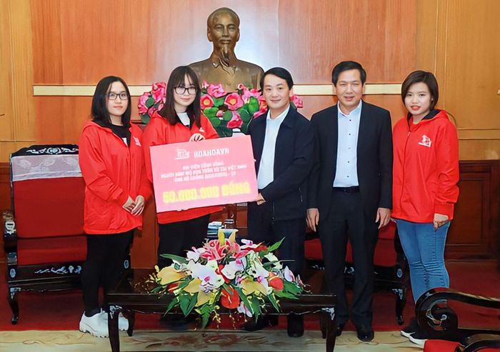 "Chung tay” ủng hộ Ủy ban Trung ương Mặt trận Tổ quốc Việt Nam chống đại dịch COVID-19. Ảnh: HoaHoavn