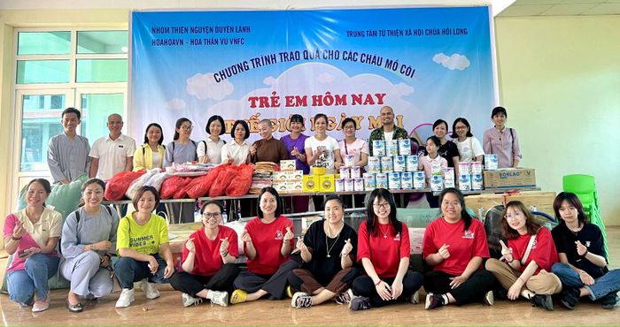 Chương trình trao quà cho trẻ em mồ côi tại Trung tâm từ thiện xã hội chùa Hồi Long- Thanh Hóa. Ảnh: HoaHoavn