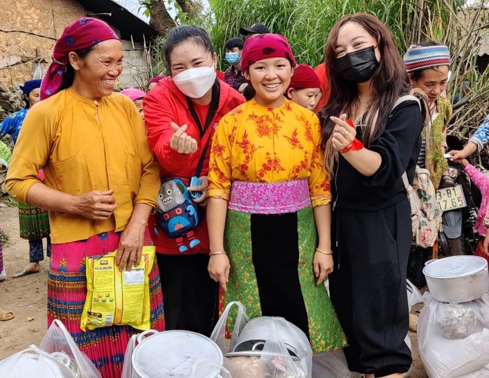 Người dân thôn Mã Pìa, huyện Đồng Văn, tỉnh Hà Giang vui vẻ nhận quà. Ảnh: HoaHoavn