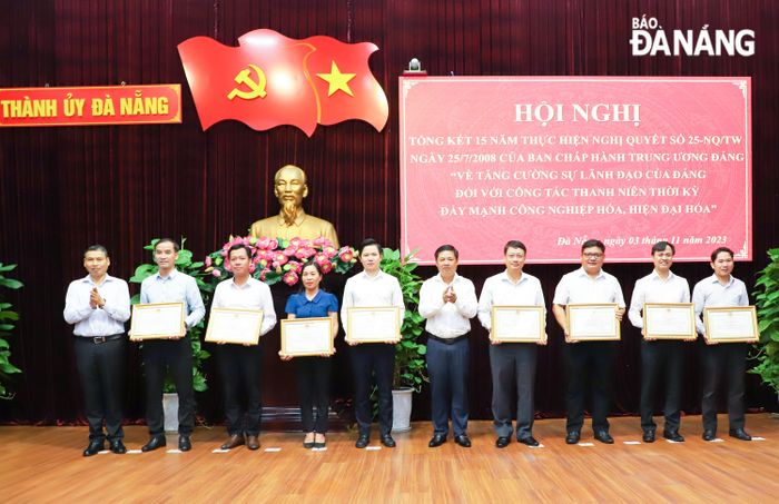 Phó Bí thư Thường trực Thành ủy Lương Nguyễn Minh Triết (thứ 5, phải sang) và Phó Chủ tịch Thường trực UBND thành phố Hồ Kỳ Minh (bên trái, ngoài cùng) trao bằng khen của Chủ tịch UBND thành phố cho các cá nhân. Ảnh: NGỌC PHÚ