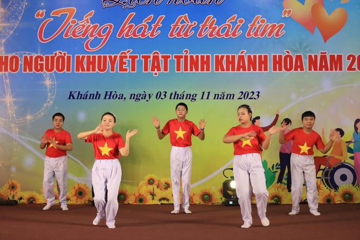 Tiết mục nhảy dân vũ Việt Nam ơi! do các thành viên đoàn nghệ thuật quần chúng Trung tâm Bảo trợ xã hội và Công tác xã hội tỉnh Khánh Hòa biểu diễn.