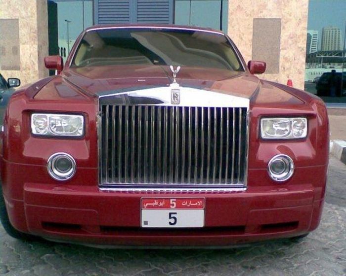 Biển số 5 - Abu Dhabi thuộc về nhà phát triển bất động sản Dubai Balwinder Sahni đã trả với giá 4,6 triệu USD