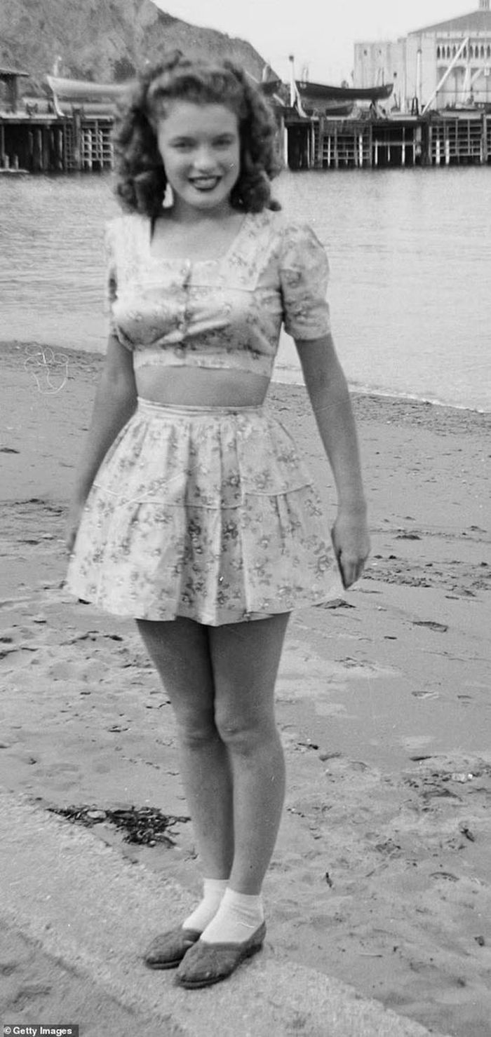 Ảnh Monroe chụp năm 1943