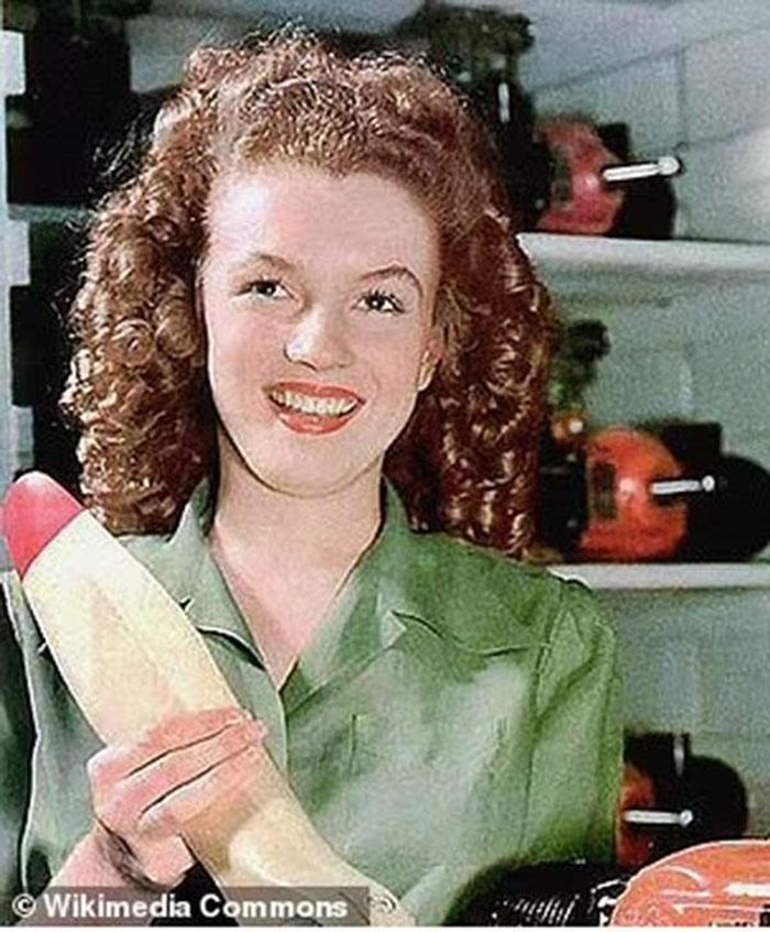 Ảnh Monroe chụp năm 1945