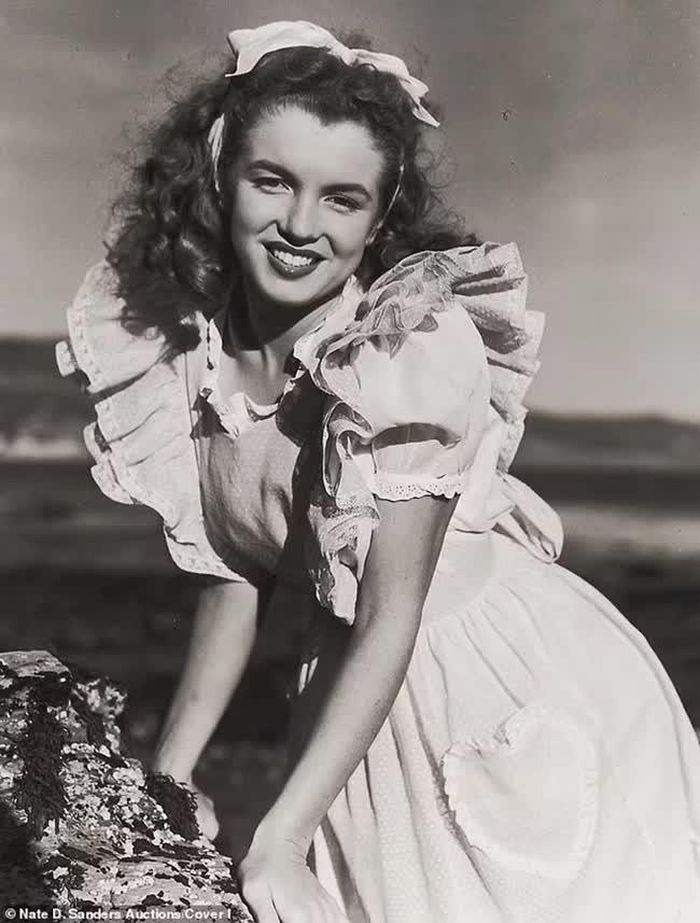 Ảnh Monroe chụp năm 1945