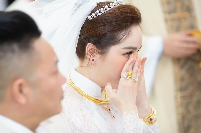 Cuối năm 2019, Bảo Thy lên xe hoa với doanh nhân Phan Lĩnh. Dù không công khai số lượng vàng, kim cương nhận được nhưng Bảo Thy đã khiến nhiều người không khỏi "ghen tỵ" khi đeo nhiều trang sức giá trị "khủng".