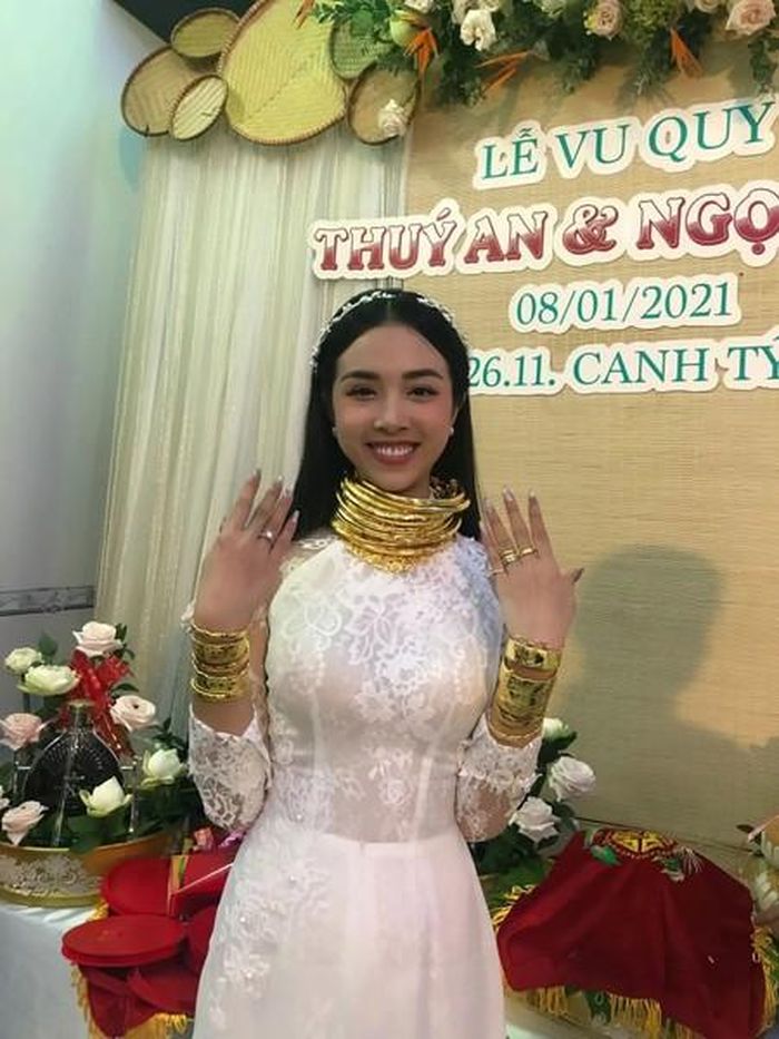 Trong ngày vui của mình cùng ông xã tiến sĩ, Á hậu Thúy An đã khiến nhiều người xuýt xoa trước những món quà cưới giá trị như vòng tay, vòng cổ, nhẫn vàng.