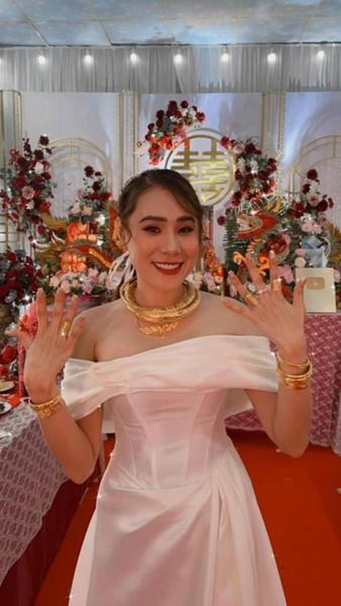 Hồ Bích Trâm cũng là một cô dâu Vbiz khiến nhiều người phải trầm trồ với của hồi môn lẫn sính lễ có giá trị cực "khủng" của mình.