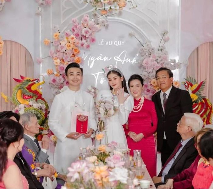 Tại lễ vu quy, Hoa hậu Lê Âu Ngân Anh được bố mẹ tặng của hồi môn cực kỳ giá trị gồm bộ trang sức đắt tiền và sổ đỏ.