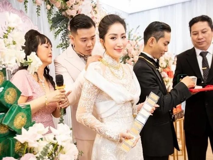 Trong số hình ảnh được chia sẻ tại lễ ăn hỏi của mình, kiện tướng dancesport Khánh Thi đã được nhà chồng tặng món quà hồi môn gồm 10 cây vàng, tiền mặt...