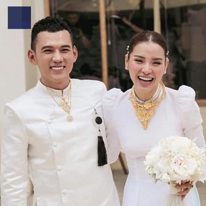 Đám cưới của Phương Trinh Jolie và Lý Bình được tổ chức hoành tráng tại TPHCM. Của hồi môn và sính lễ mà cô dâu nhận được trong ngày vui gồm: Nhẫn kim cương trị giá hơn 2 tỷ đồng, 88 cây vàng cùng nhiều món trang sức khác.