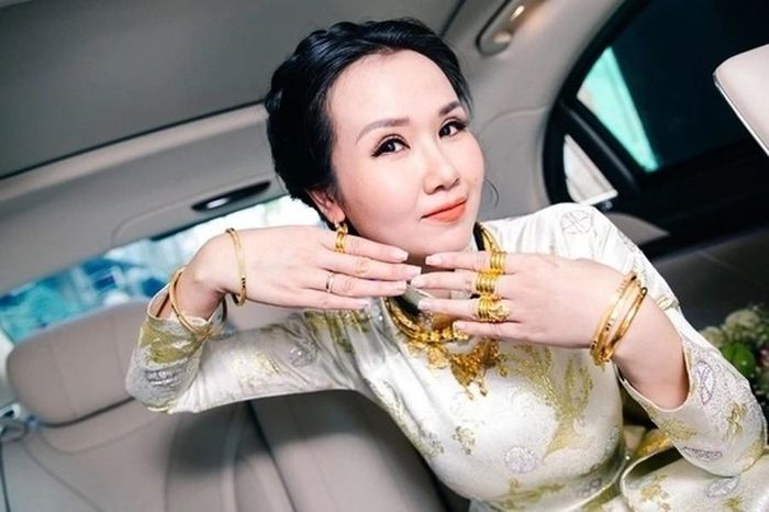 Võ Hạ Trâm từng khiến nhiều người choáng ngợp khi khoe những món quà cưới mà mình nhận được gồm: 1 đôi bông tai vàng, trâm vàng, 2 kiềng vàng, 1 vòng cổ bằng vàng, 3 lắc tay vàng, 15 nhẫn vàng, 1 nhẫn kim cương, 1 nhẫn cưới.