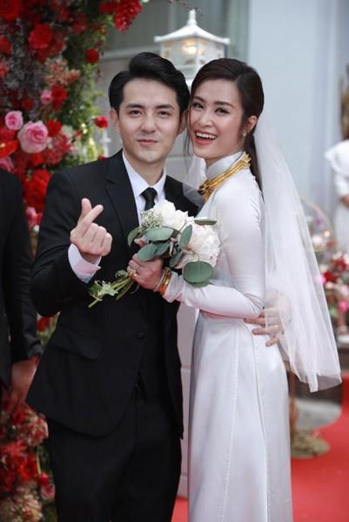 Đám cưới của Đông Nhi và Ông Cao Thắng cũng từng khiến nhiều người trầm trồ vì độ “chịu chi”. Đặc biệt tại đám cưới, Đông Nhi được trao tặng ba chiếc vòng cổ, lắc tay, ba nhẫn vàng và một nhẫn kim cương trị giá hàng tỷ đồng.