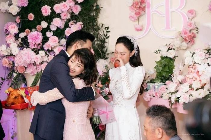 Trong đám hỏi của mình, ca sĩ Minh Hằng nhận được hồi môn là cuốn sổ hồng nhà đất và một cọc tiền mặt.