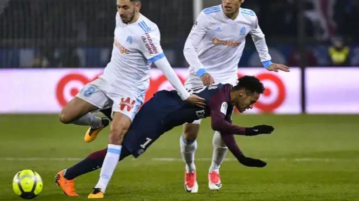 Neymar chơi kỹ thuật nên anh thường xuyên bị cầu thủ đối phương phạm lỗi.