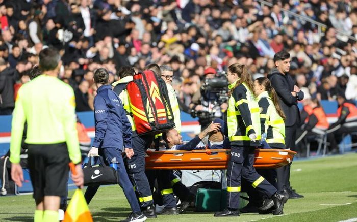 Neymar nhiều lần phải lên xe cấp cứu do dính chấn thương trong thi đấu.