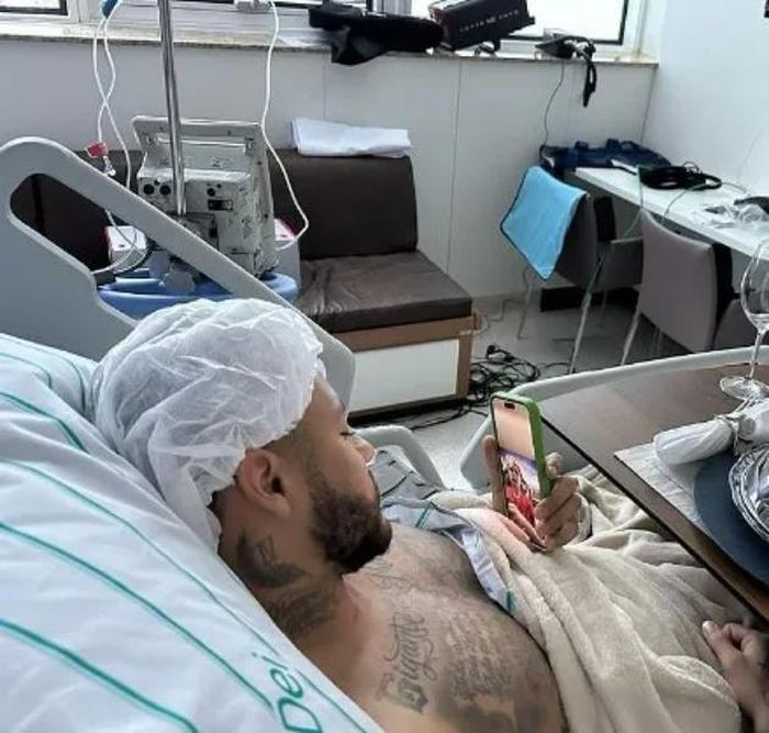 Neymar thư giãn trên giường bệnh sau ca phẫu thuật hôm 3/11 (giờ Hà Nội).