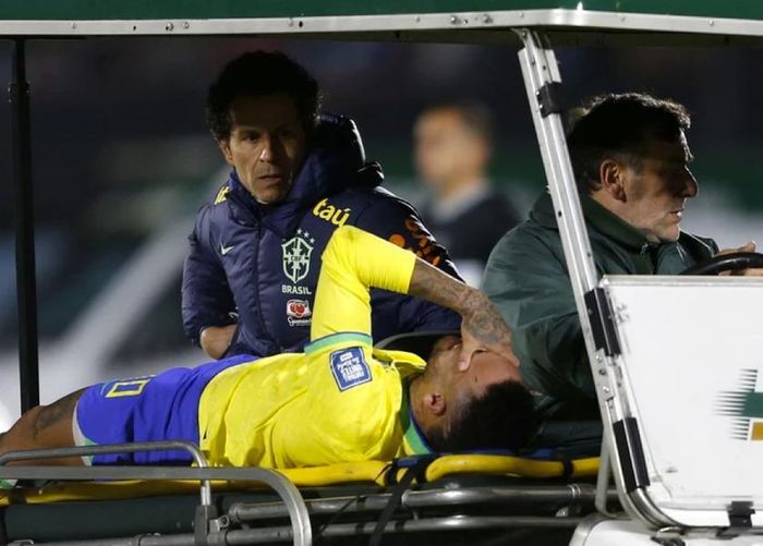 Do tiền đạo Neymar dính chấn thương khi phục vụ đội tuyển quốc gia, cho nên FIFA sẽ phải bồi thường cho Al-Hilal số tiền rất lớn.