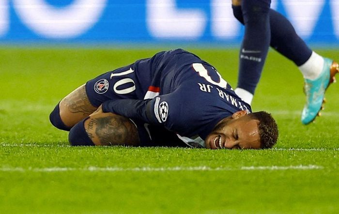 Neymar từng có tiền sử gặp nhiều chấn thương nghiêm trọng. Đây là hình ảnh tiền đạo 31 tuổi dính chấn thương trong màu áo PSG.