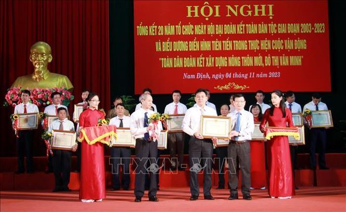 Trao Bằng khen của Chủ tịch UBND tỉnh Nam Định cho các tập thể, cá nhân có thành tích xuất sắc.