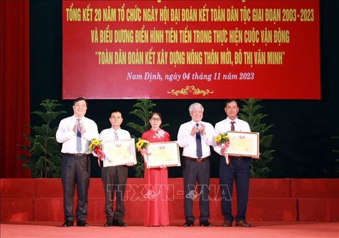 Trao Bằng khen của Ủy ban Trung ương Mặt trận Tổ quốc Việt Nam cho các tập thể có thành tích xuất sắc.